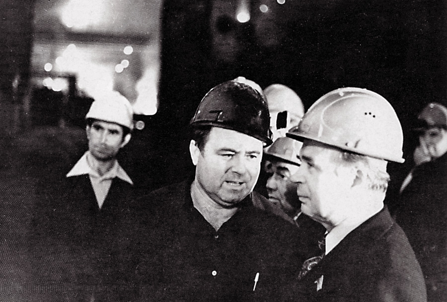 О. П. Ляшко (справа) серед металургів «Азовсталі». Маріуполь, 1975 р. Фото з архіву автора